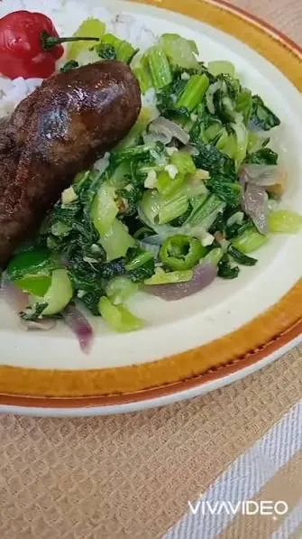 Saucisse frit + brèdes